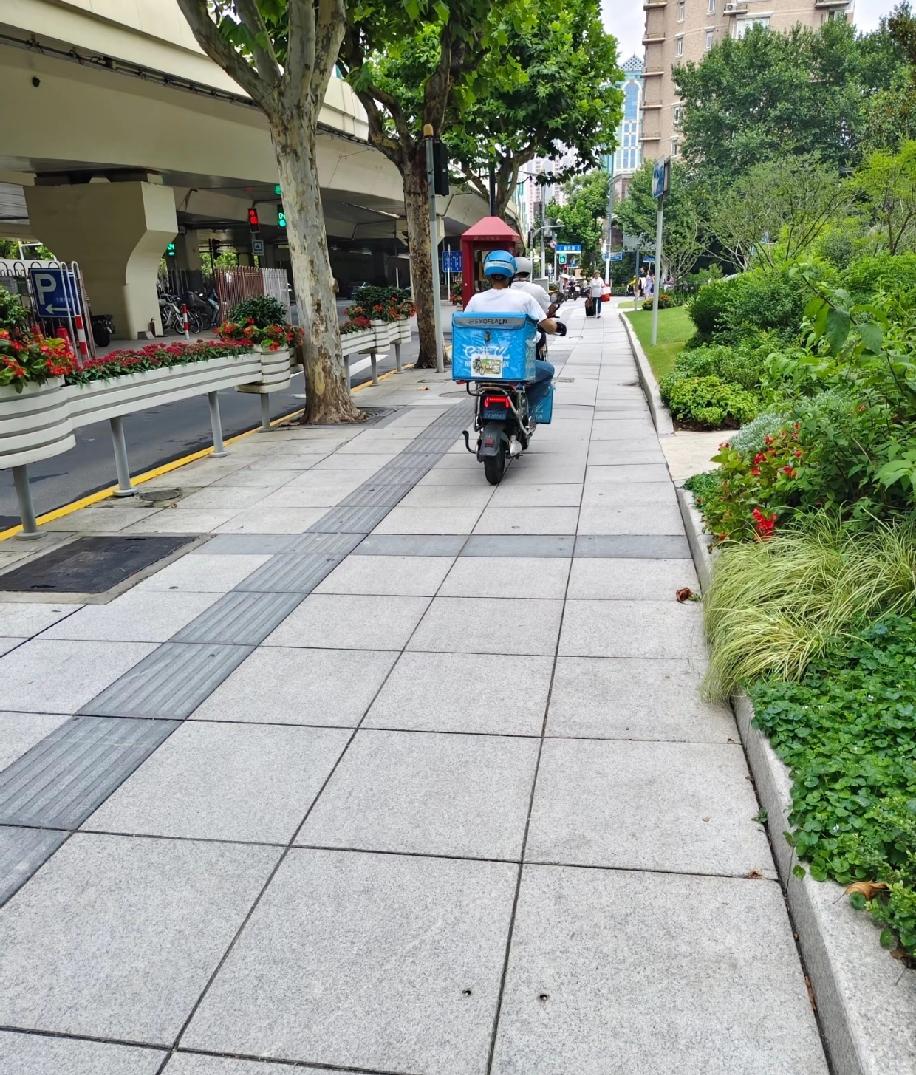 现在路上能看到越来越多的电瓶车、自行车开到人行道上，本来人行道是留给行人走路的，