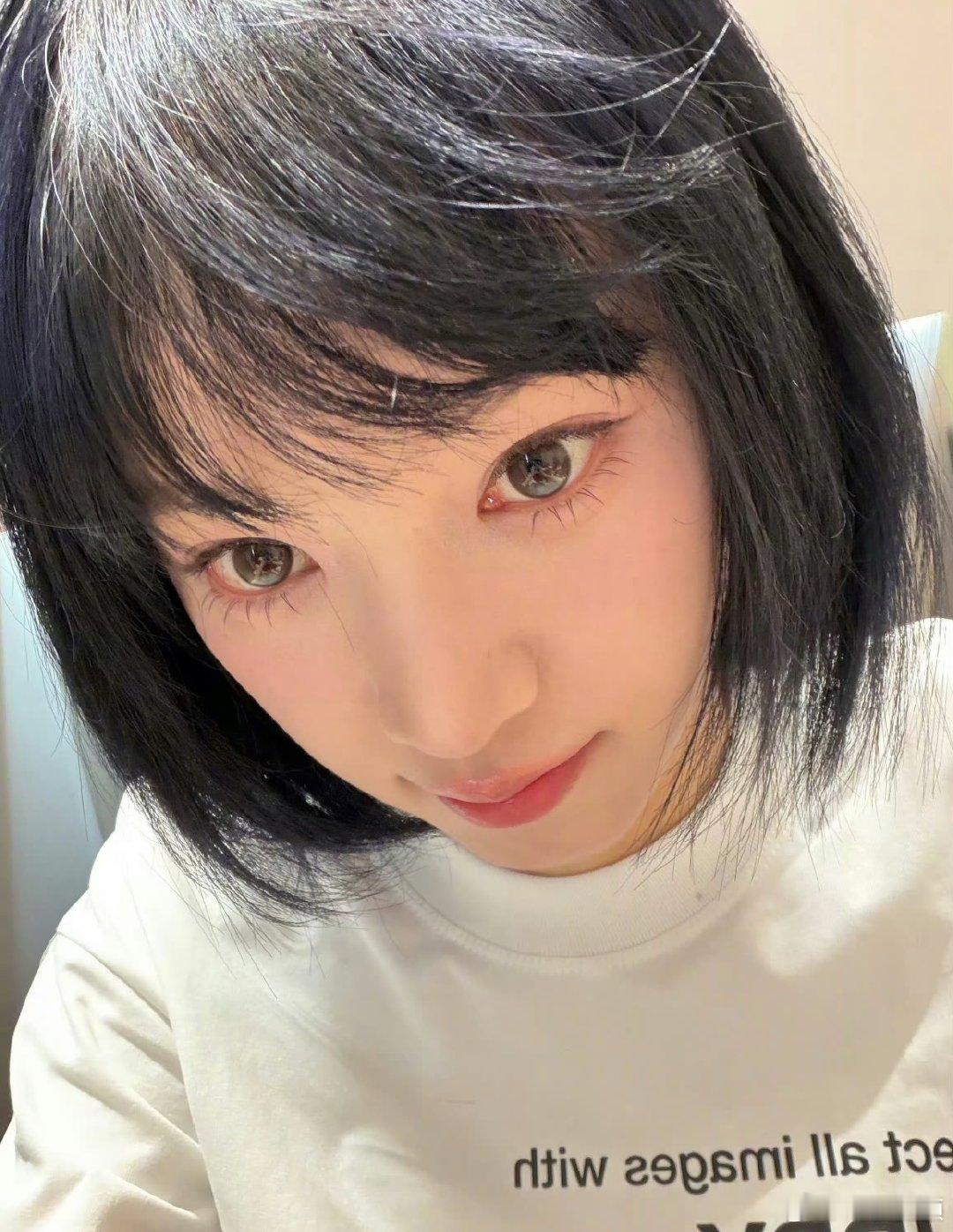 黄灿灿解释发色变深是工作需要黄灿灿回应染黑发 黄灿灿深夜回复，不仅长得漂亮，性格