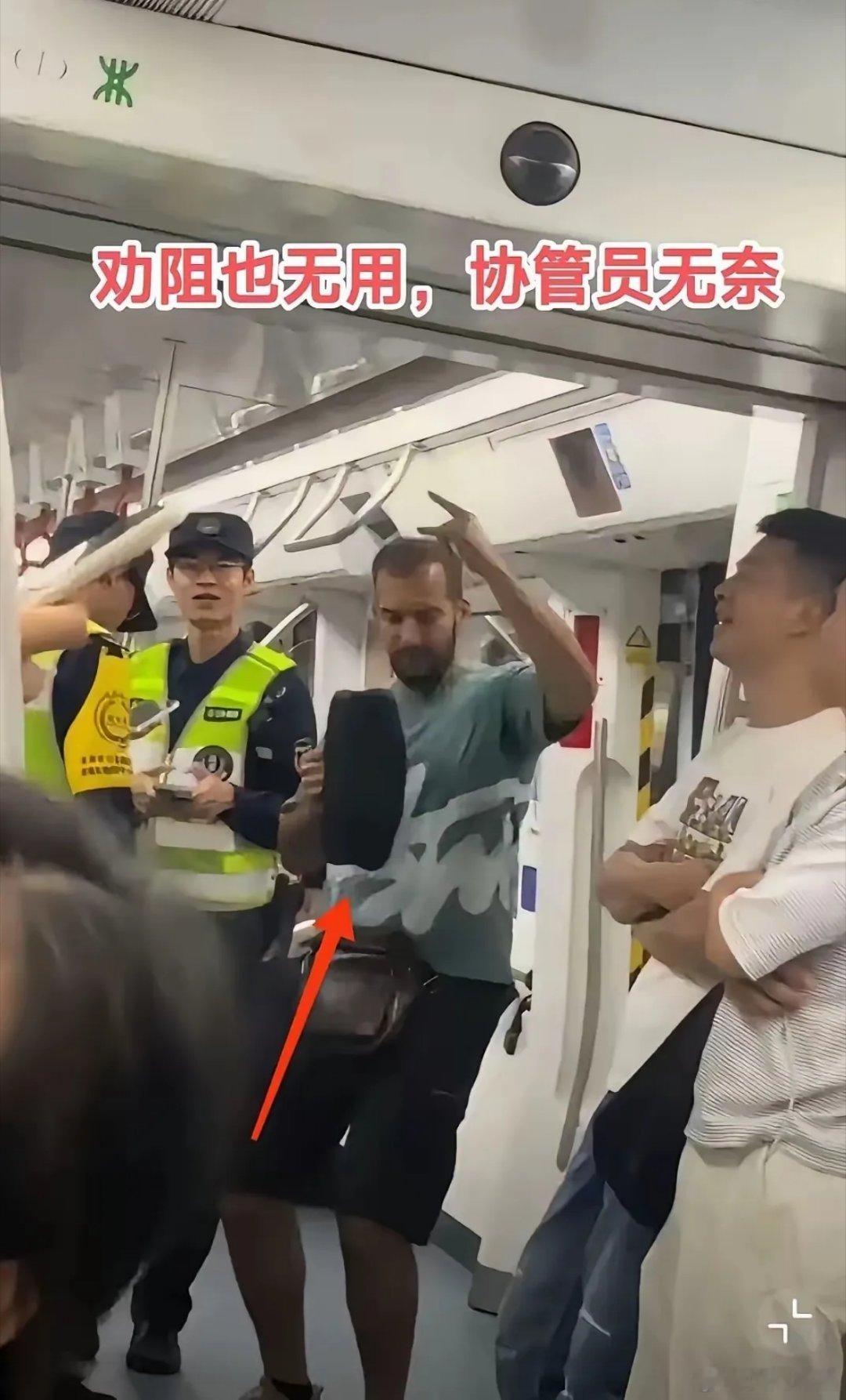 真的没法惯着！深圳地铁8号线车厢里，几名外籍男子拿着音响大肆跳舞喧闹，霸占过道、