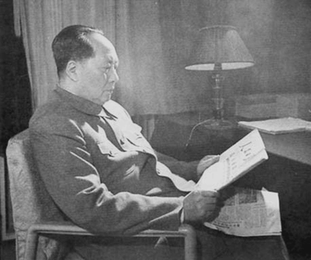 在毛泽东时代，毛泽东、周恩来等党和国家领导人在治国理政中，都是艰苦奋斗，勤俭建国