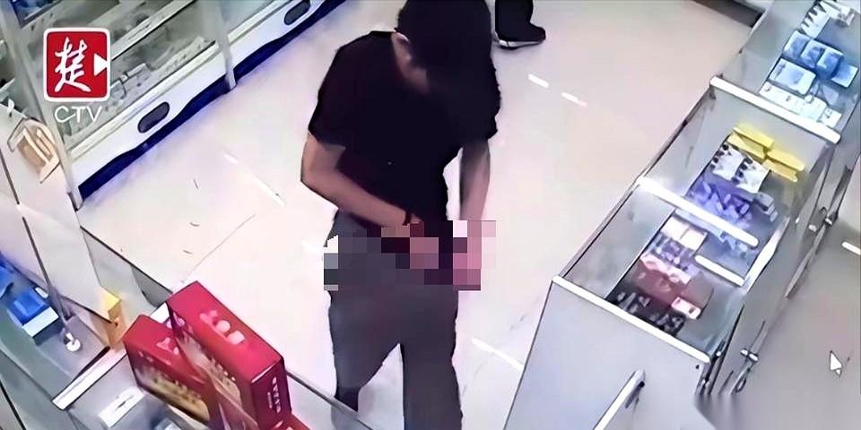 湖北黄石一个大哥，在药店买了一盒“伟哥”。
结果当晚吃完，身体跟块木头似的，半点