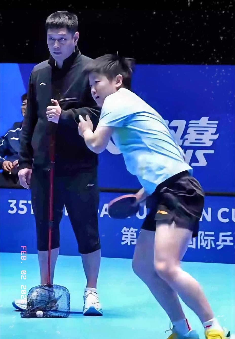 莎莎适应场地训练，
大家最关注的就是她的双脚，
还有站在莎莎后边的邱贻可指导。