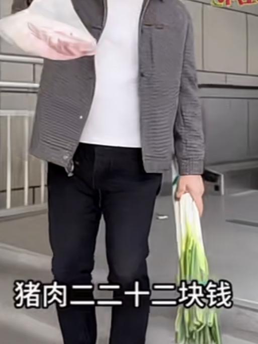 破防了！
爸爸带俩儿子逛商场，被儿子们买的雪糕价格惊着了！
爸爸买了一块猪肉22