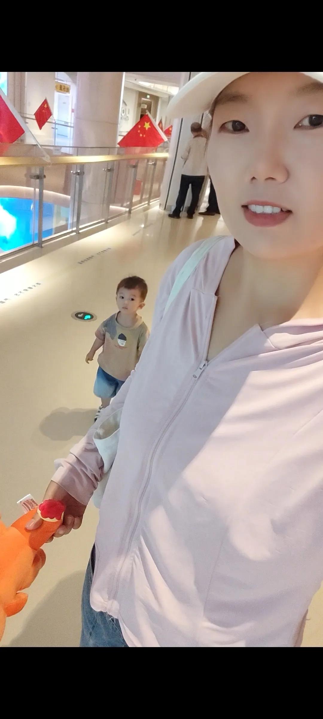 #一个全职宝妈，以后该做什么#全职妈妈是一份全年无休，24 小时待命的工作，很多