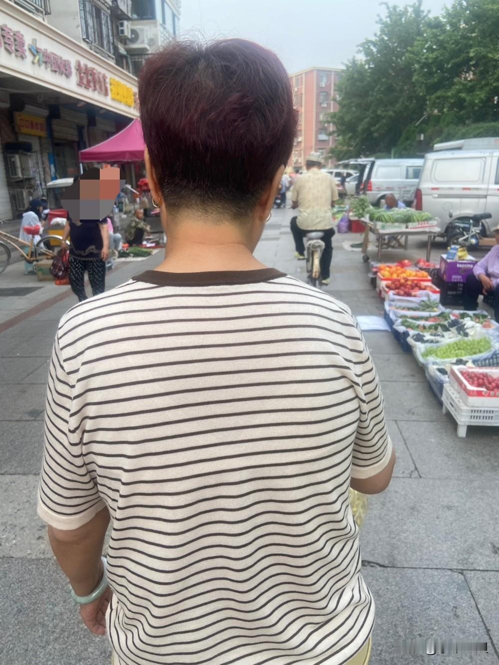 瞧瞧这两位姨代表了当今老年妇女发型的两种风格！
图一中这位阿姨发型剪的很利索，脑