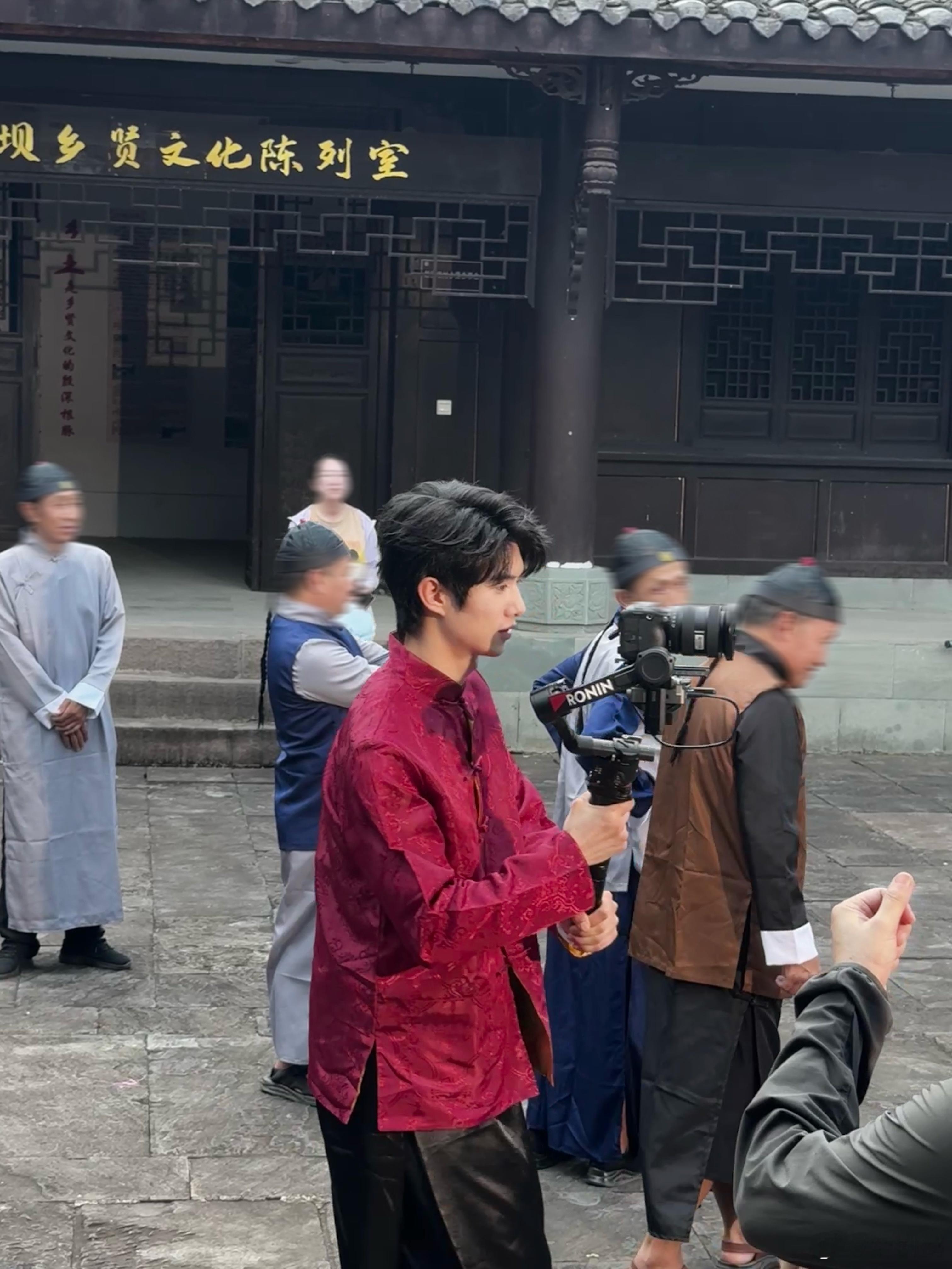 贺俊雄[超话]居然偶遇贺俊雄本人了！之前只在屏幕上见过，哪想到真人比镜头里还帅，