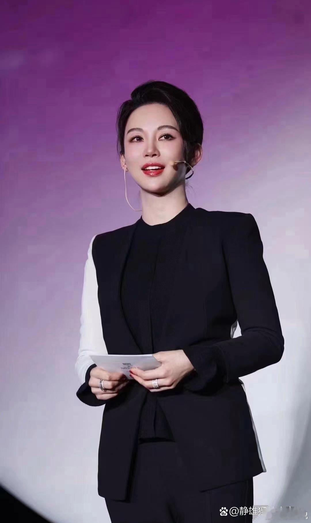 潘晓婷真的好美，一身黑色穿搭，简约大气，又美又知性，满满的高级感！ ​​​