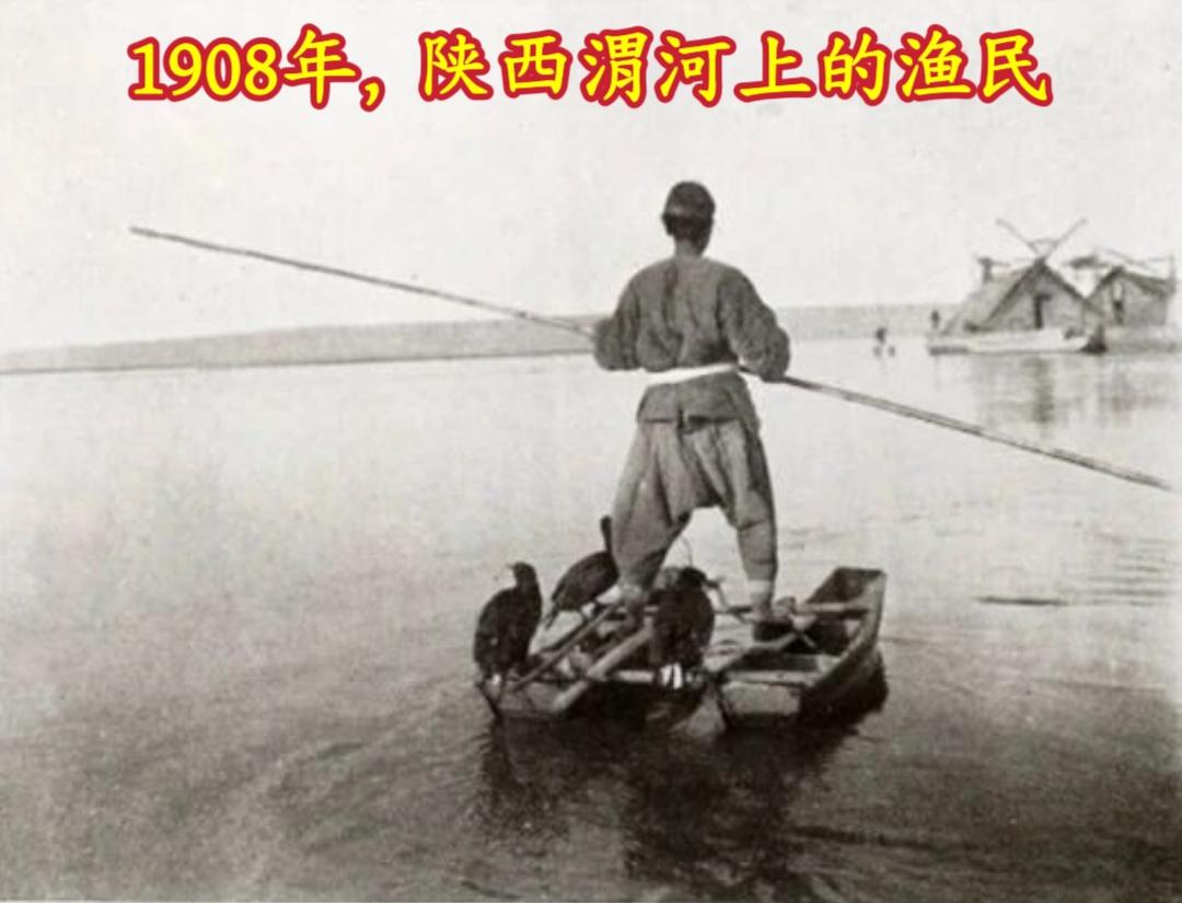 渔民脚踩两只船捕鱼。1908年，陕西渭河上的渔民。他踩着“双飞燕”式的...