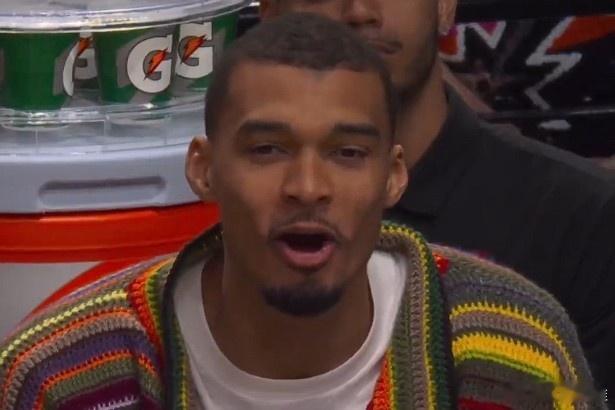 少林数学？文班亚马坐场边喊话开拓者球员：你们本应该0-4落后篮球文班亚马 NBA