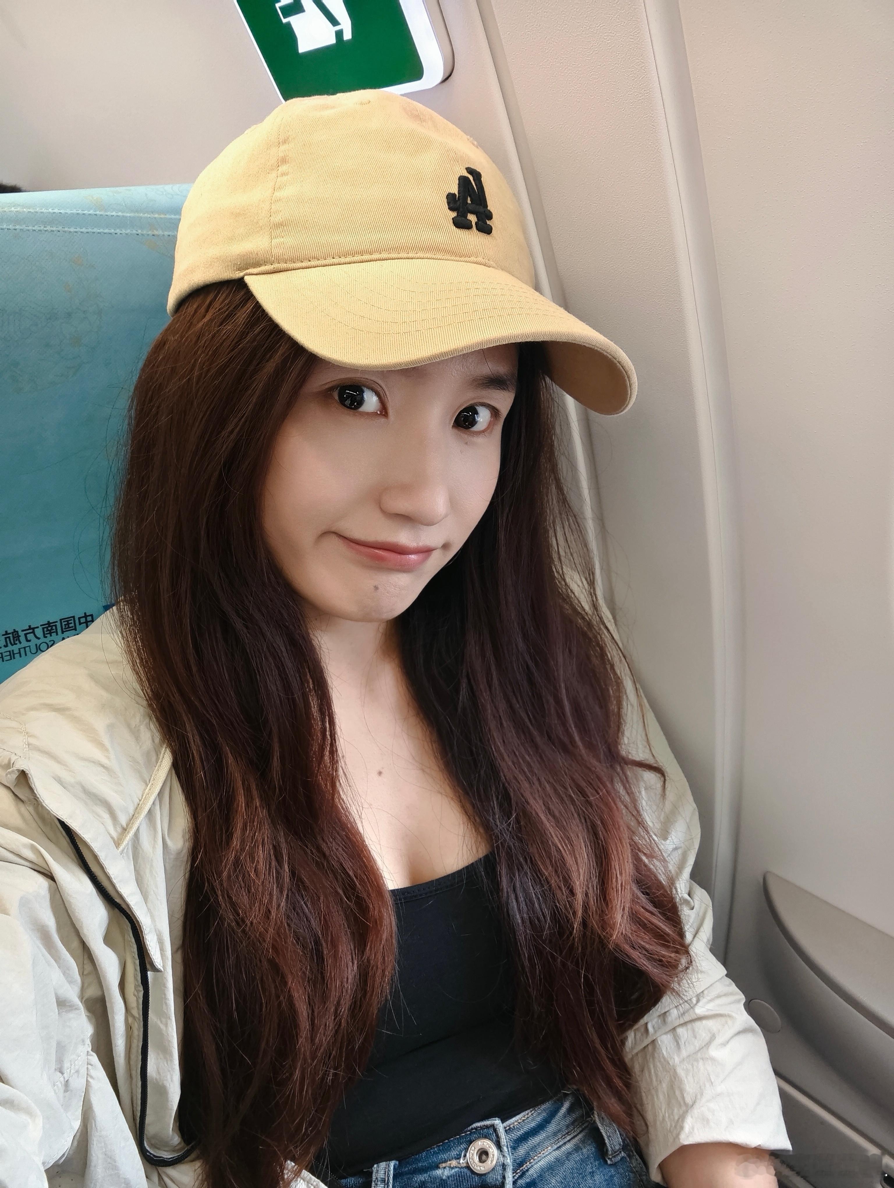 匆匆忙忙赶飞机，也来不及化妆收拾。今天依然还是安全出口位置！居然一排都没人！我的