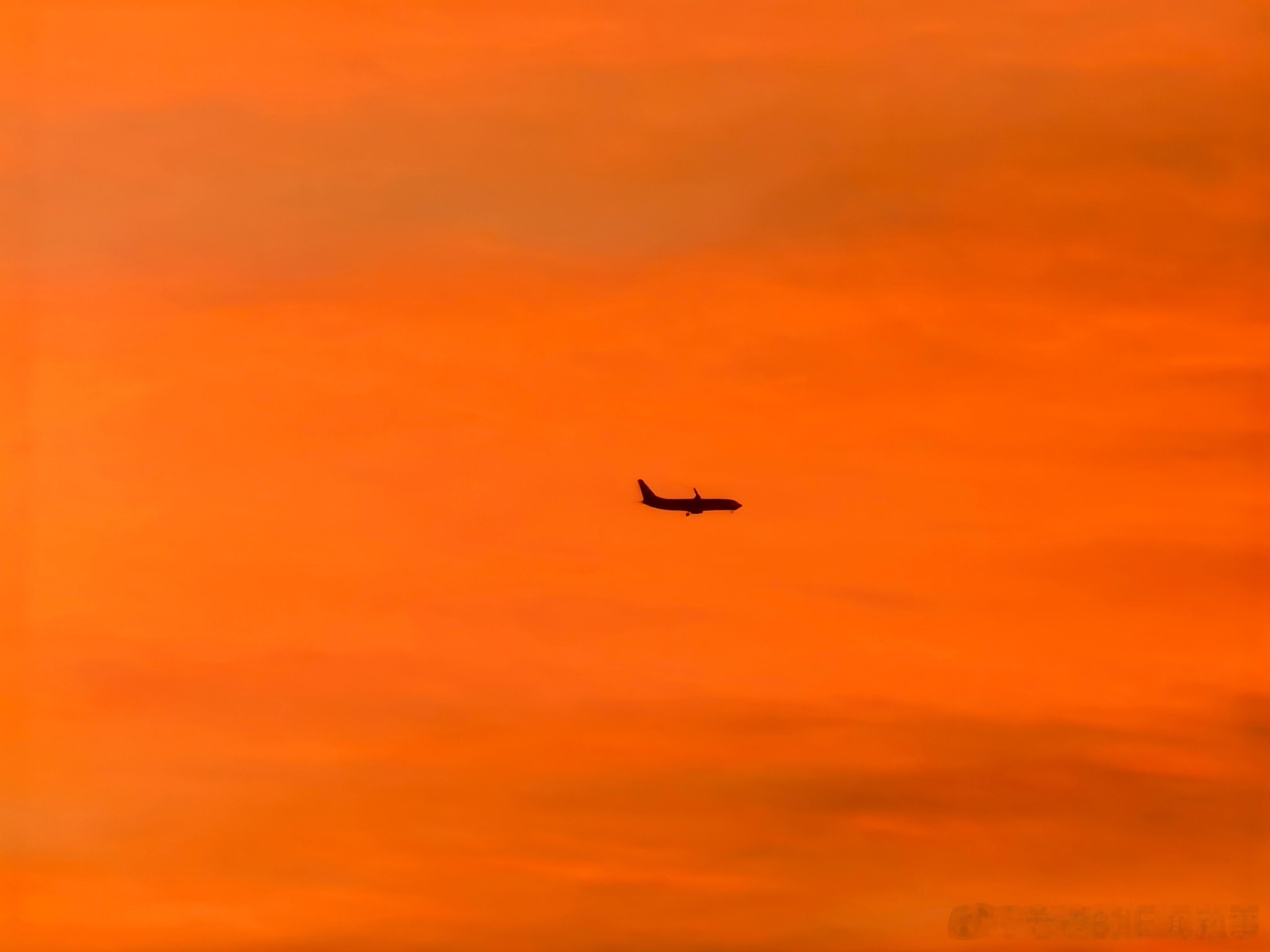 办理登机牌时小哥告诉我紧急出口位置只剩下一个中间位，看到我疑问表情后又加了一句“