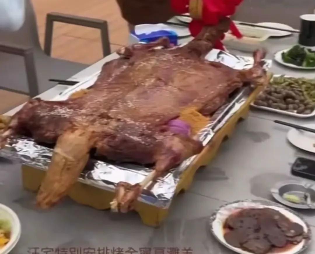 汪小菲夫妇北京别墅招待客人，吃烤全羊很热闹。
 
小菲骨子里就有那种老北京人的味