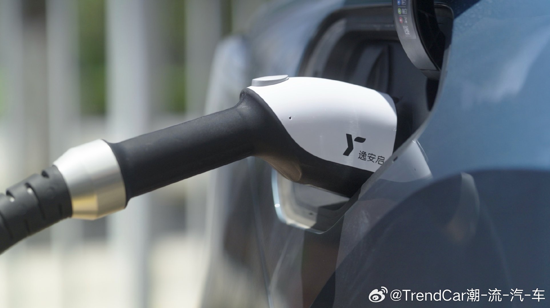 宝马加速布局可追溯绿色充电生态。自2021年与国网合作，2025年车主绿电充电量