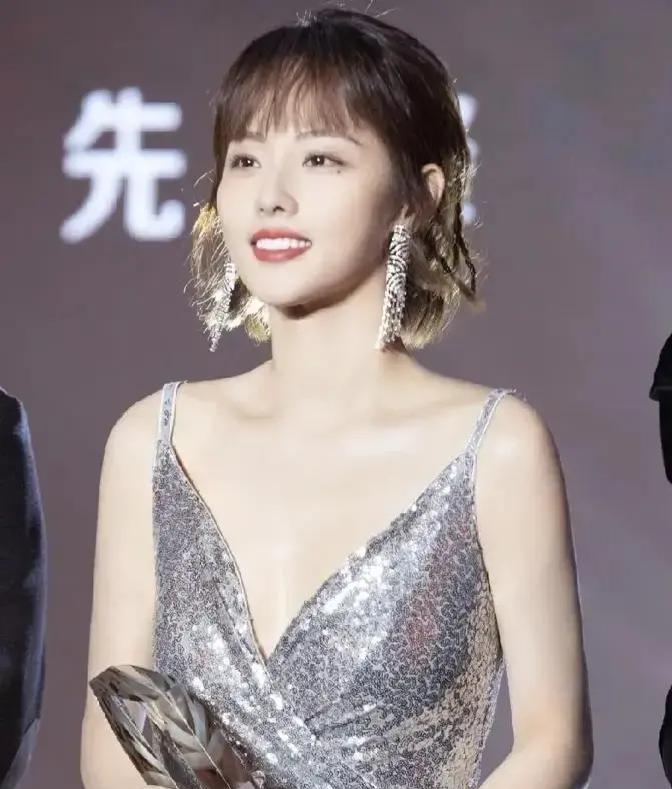 早上七点，张嘉倪一个箭步冲下车。
不是红毯，是校门口。
头发随便一抓，嘴里可能还