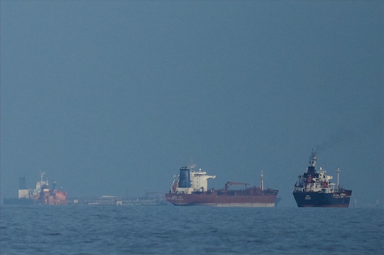 当地时间5月4日，伊朗海军对一艘违规闯入的美国军舰发动导弹打击，迫使对方紧急撤离