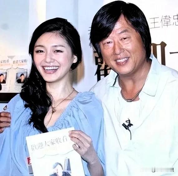 王伟忠偏袒干女儿小S被主播怼这事背后藏着很多门道 近期网络热议的娱乐圈事件
主播