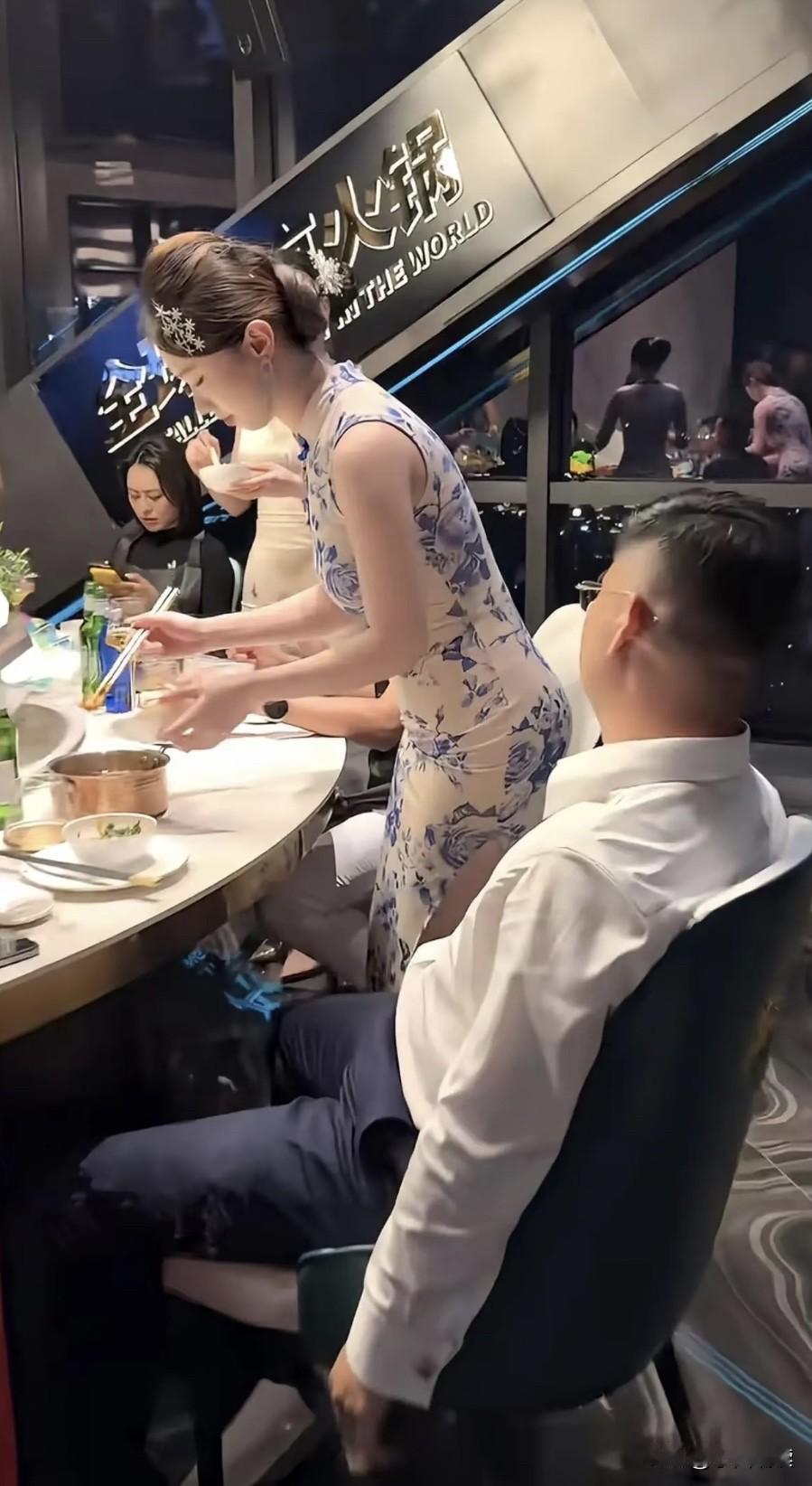 这家火锅店真会搞噱头啊，一身青花瓷旗袍的美女服务员贴心地为顾客盛汤夹菜，提供就这