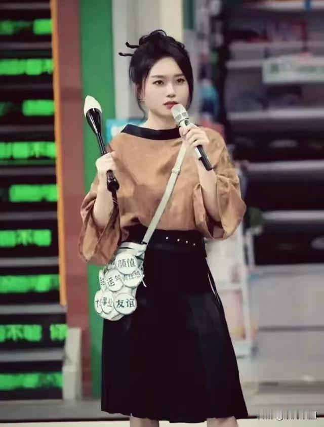 李雪琴怎么瘦的啊？如今果真是一幅才女模样了！