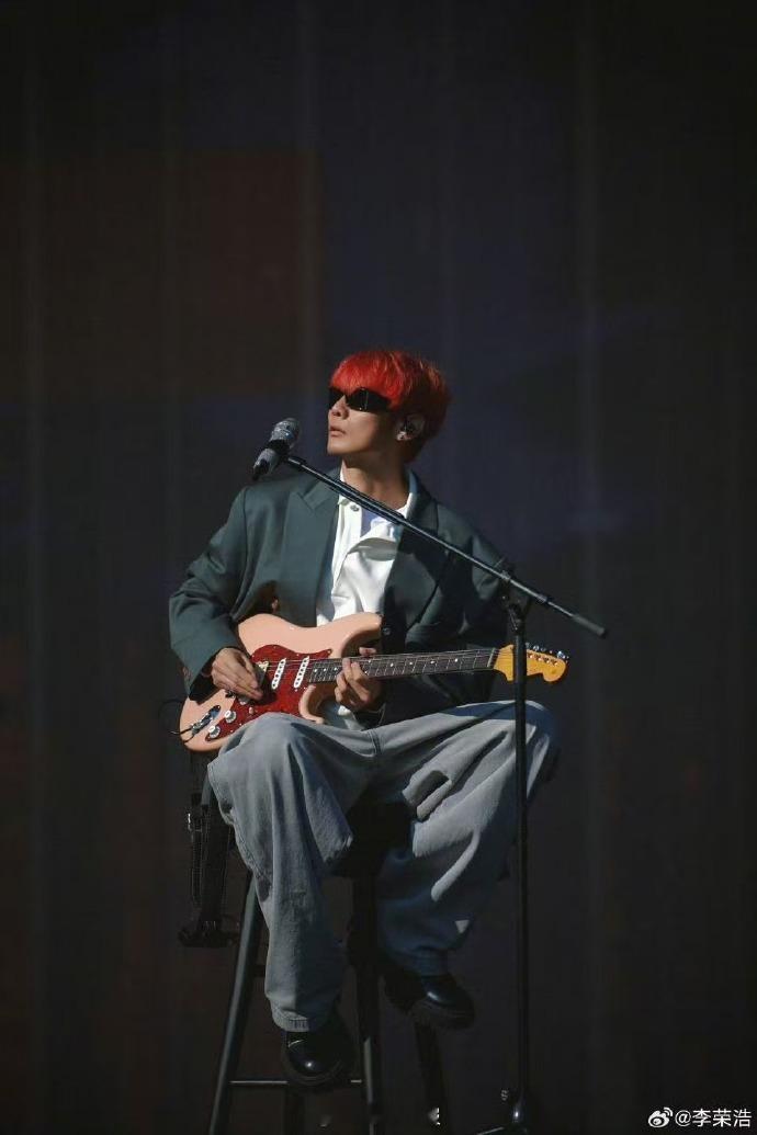 李荣浩换造型师了 李荣浩新造型太亮眼了！红发配黑西装又酷又有型，原来最近换造型师