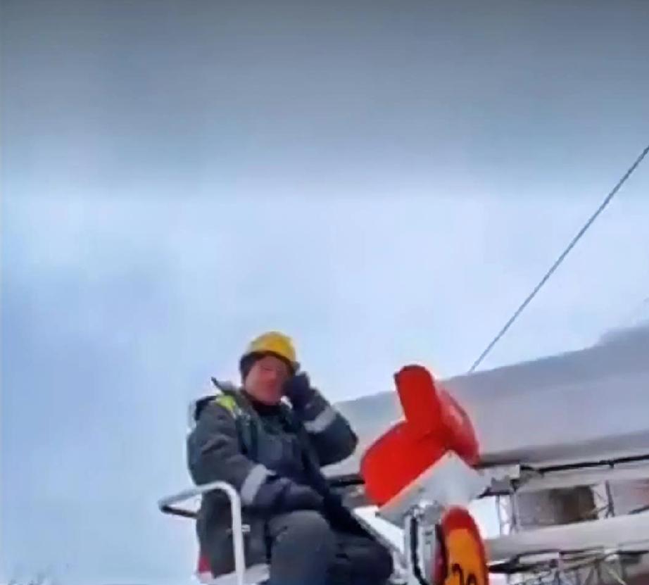 基辅的紧急维修人员正在极其艰苦的条件下工作。
由于人手不足，工人们被迫连续工作 