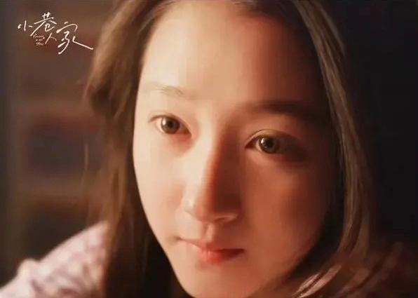 #关晓彤 国民闺女赛道#小巷人家里关晓彤正式上线！这几个镜头也太好看了，不愧是国