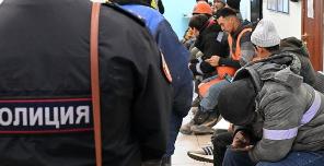 普京：俄罗斯驱逐非法移民数量激增2.6倍
 
俄罗斯总统普京表示，俄罗斯驱逐非法