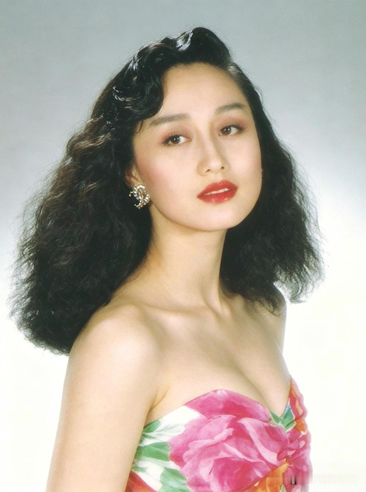 八十年代末，九十年代初，香港女影星的发型是所有爱美女士模仿的对象。
      