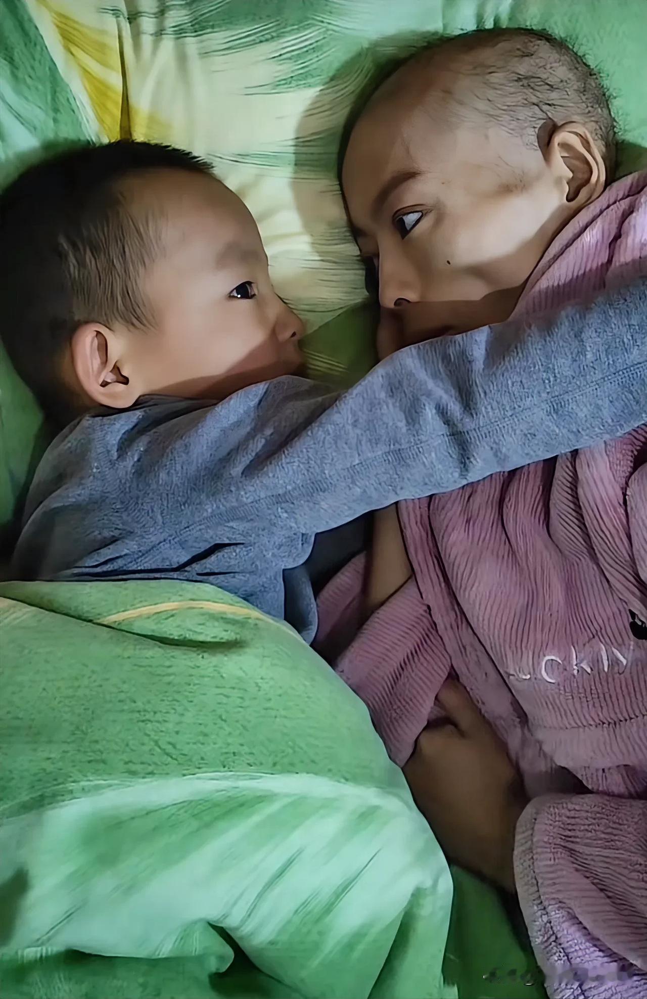 世事无常，生命难料，年轻漂亮妈妈一瞬间转变成骨瘦如柴生命垂危，可怜的孩子似懂非懂
