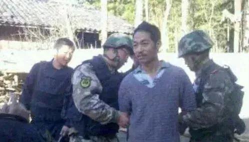 2015年，云南，被老婆连戴3顶绿帽的邵宗其，由二名法警押送，即将奔赴刑场的情景