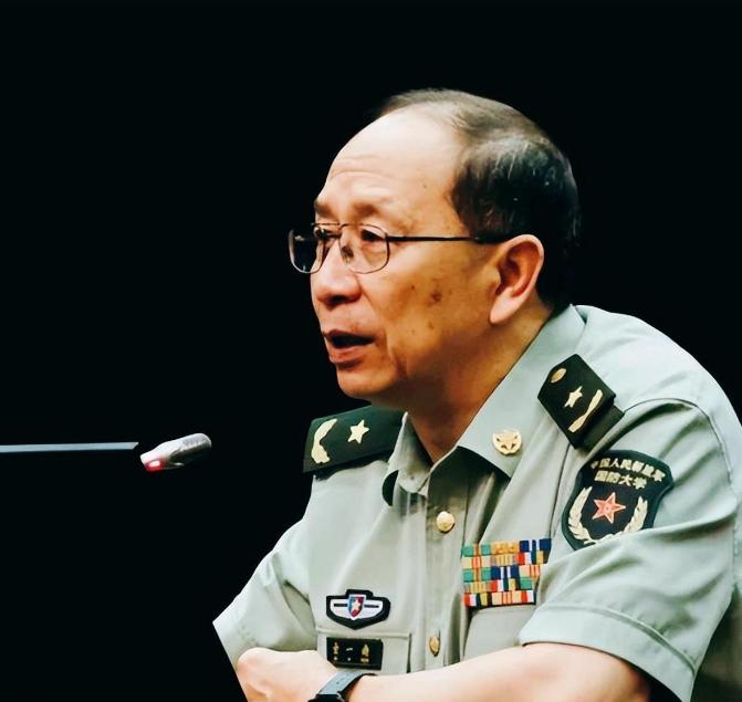 一次，金一南被问：“为什么英国宁愿归还富得流油的香港，却以损失6艘军舰、10多架