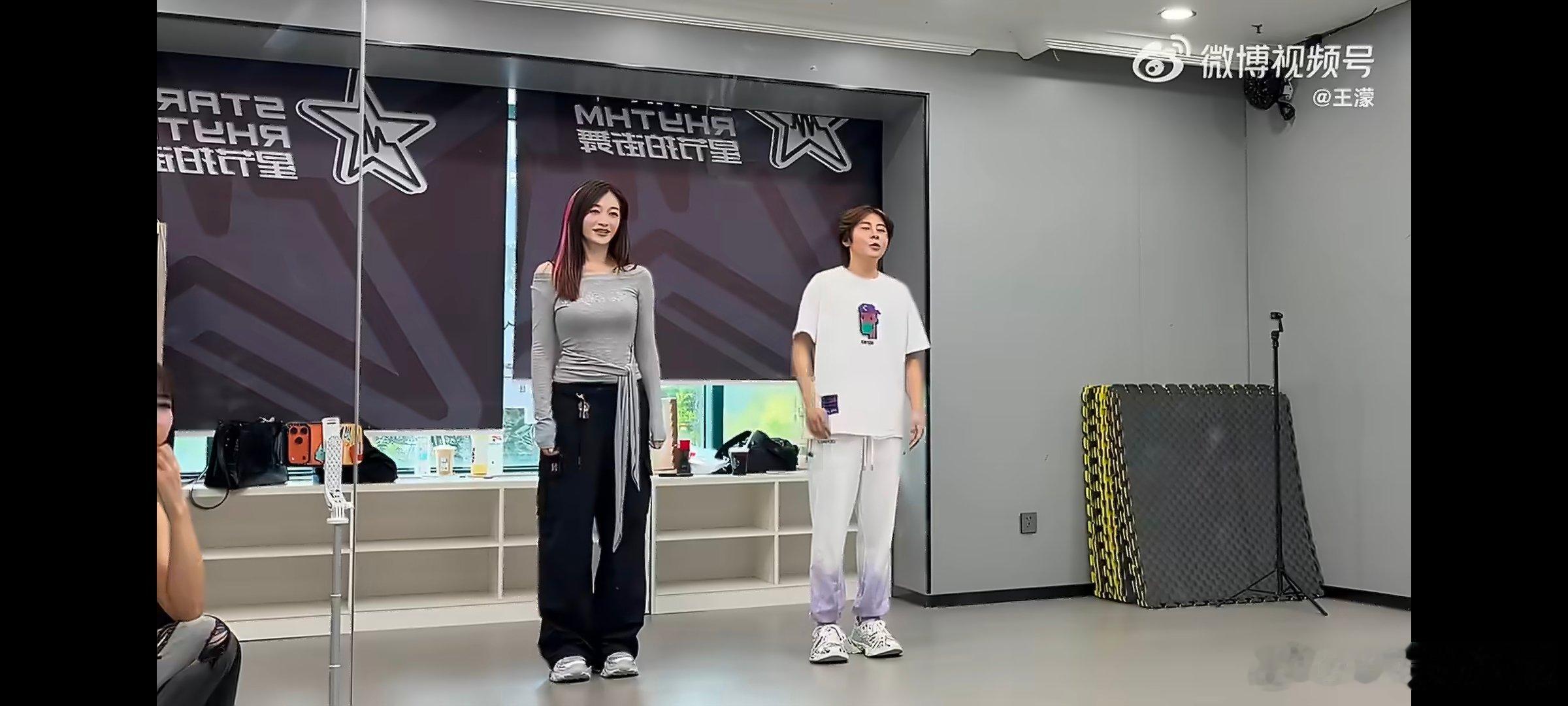王濛教李小冉普通disco王濛李小冉共创本来以为两人八竿子打不着，结果合作跳普通