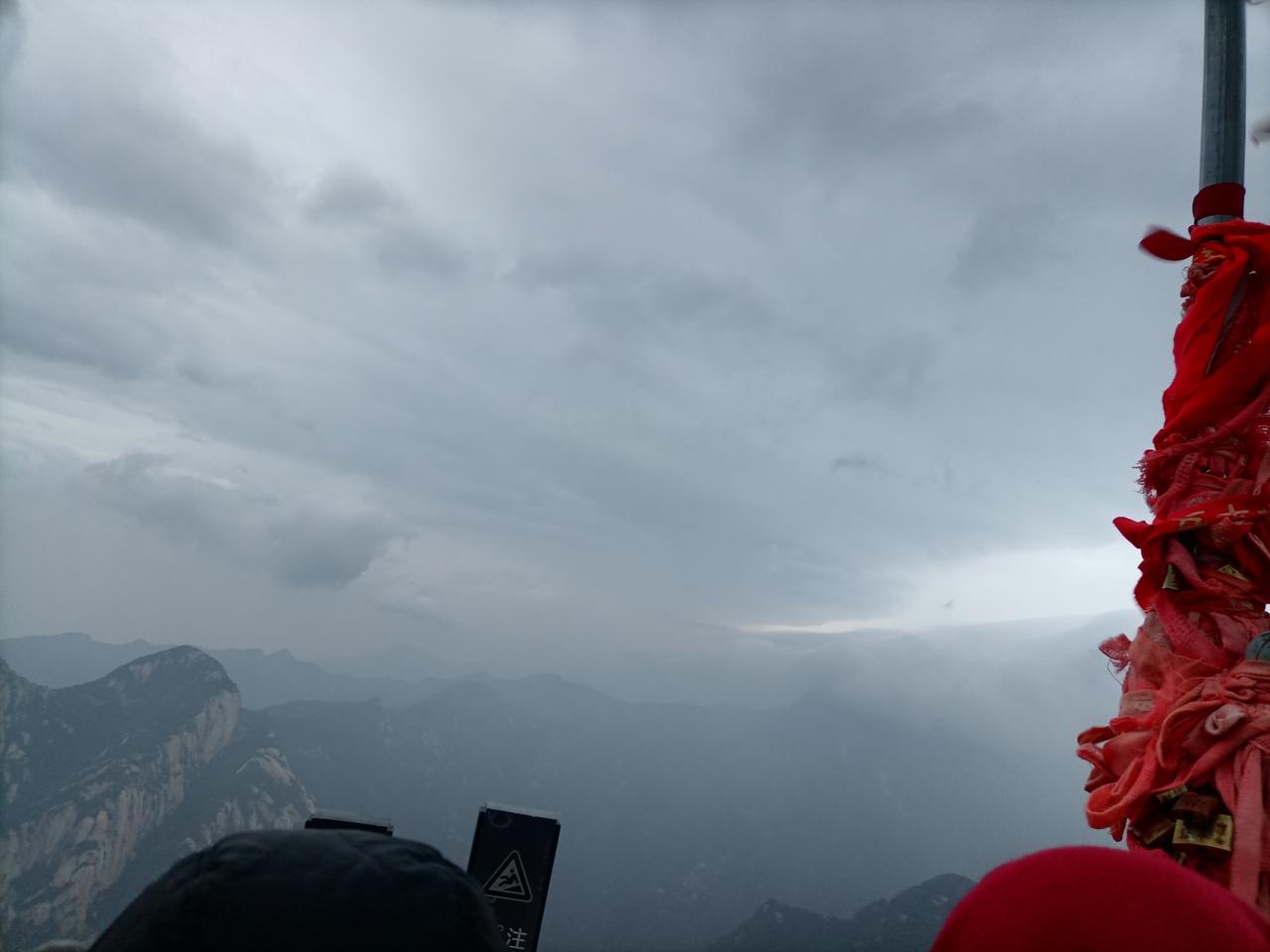 真心话茶局云雾漫过华山的险峰，长空栈道的铁索与悬崖栈道的围栏上，红绸与铜锁系满心