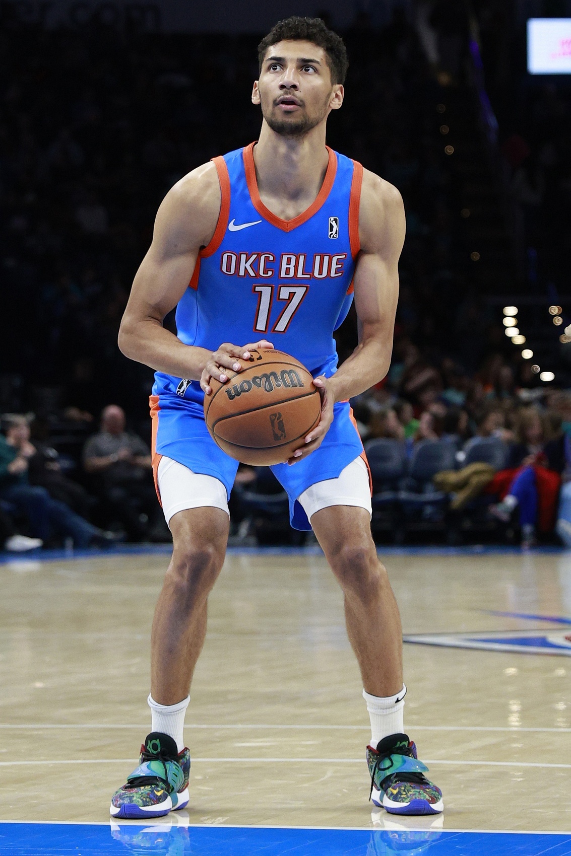 勇士￼随队记者Anthony Slater：勇士与身高6英尺9英寸（约2.06米