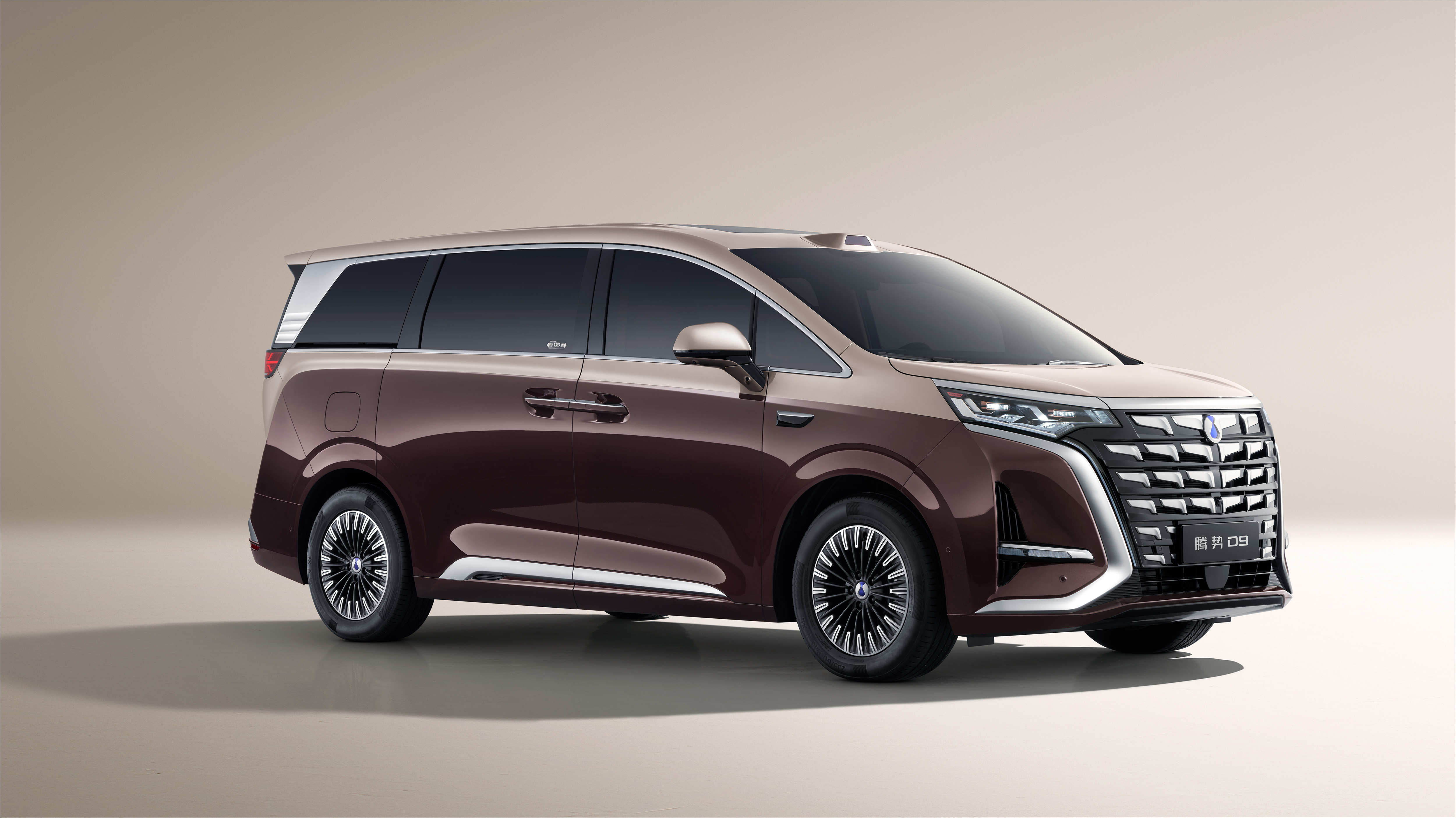 第二代腾势D9来了搭载第二代刀片电池，把5分钟充好、9分钟充饱放到MPV车型，以