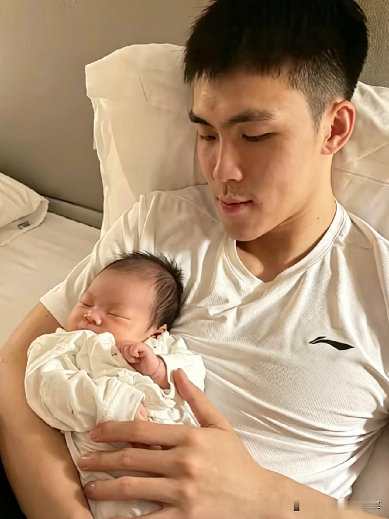 庞峥麟刚出生的女儿也太可爱了！看他抱着小公主的合照，小姑娘五官和爸爸高度相似。宝