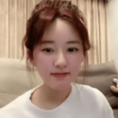 抖这个梳头表情包原视频终于找到了，弄了四个动图，一起来梳头吧
