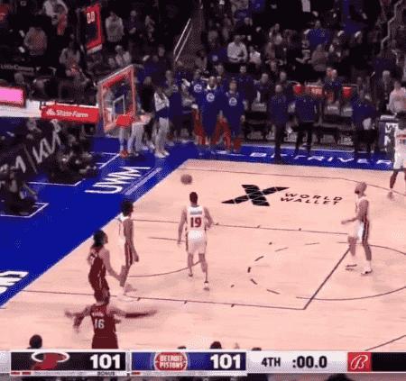 NBA赛场镜头：这一脚堪称目前最贵的一脚了吧？25000美元，17800人民币！