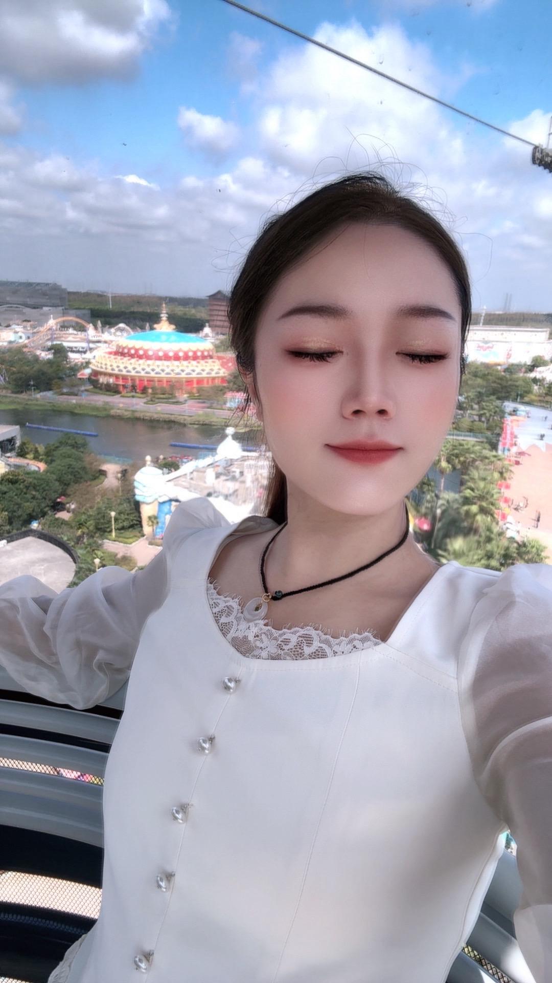 世上最牢固的感情，不是我爱你，而是我已习惯了有你🌹