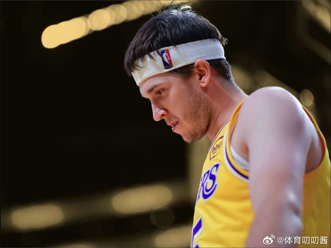 里夫斯伤缺四到六周  屋漏偏逢连夜雨！据Shams报道，里夫斯左侧腹斜肌二级损伤