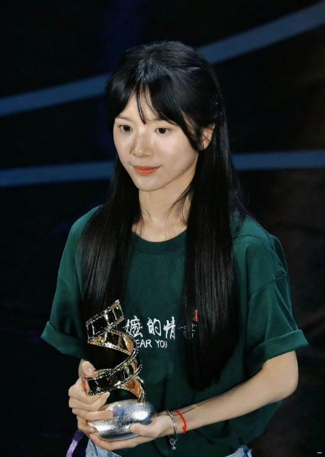 林允程潇李思潼合照上了内娱难得舒服的女明星同框！孙怡主动帮忙拍合照，几人围在一起