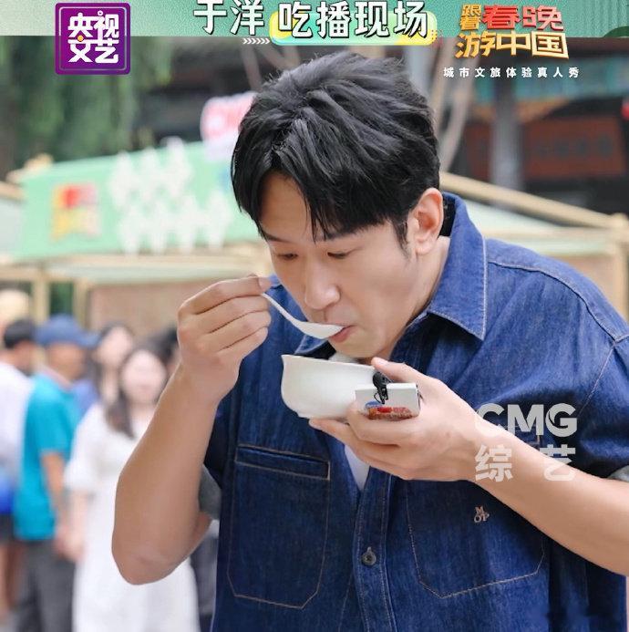 燃面易燃嘴巴易馋还得是地道的当地小吃才够味，一碗燃面直接香迷糊，难怪于洋吃得连头