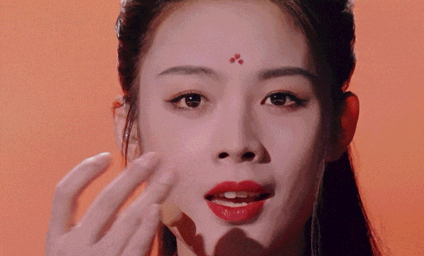 陈丽君，封神的场面很多，数不过来，但我独爱用手抹开额间花钿和挽剑花。
抹额间花钿