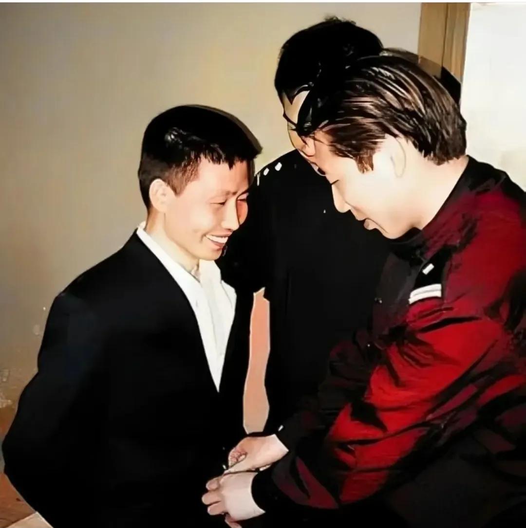 2005年，武汉看守所，一名狱警正在为死刑犯陈桥华穿上新衣服，他的脸上洋溢着灿烂