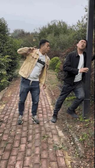 连续撞头两次，
这就是装潇洒的代价！