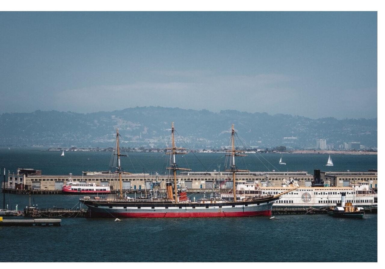 岚桥集团当年砸下5.06亿澳元，后续追加超10亿基建投入，硬生生把这个鸟不拉屎的