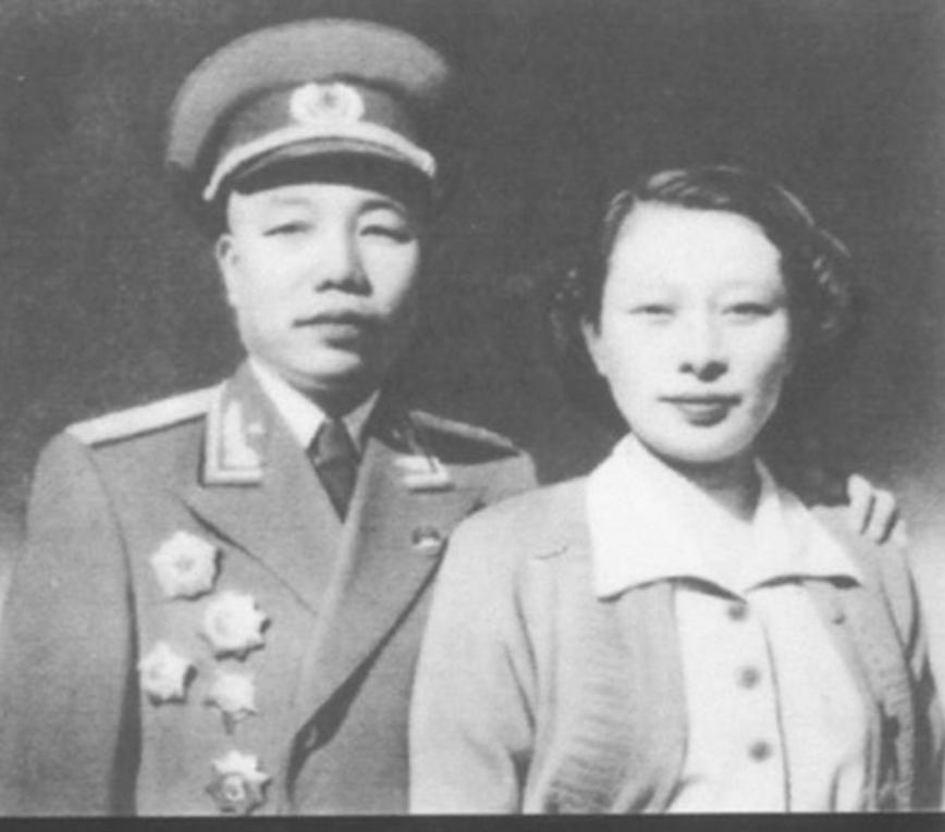 1950年，肖华接到调令前往北京任职，赶路途中无意间瞥见街边一名普通的卖烟小贩。