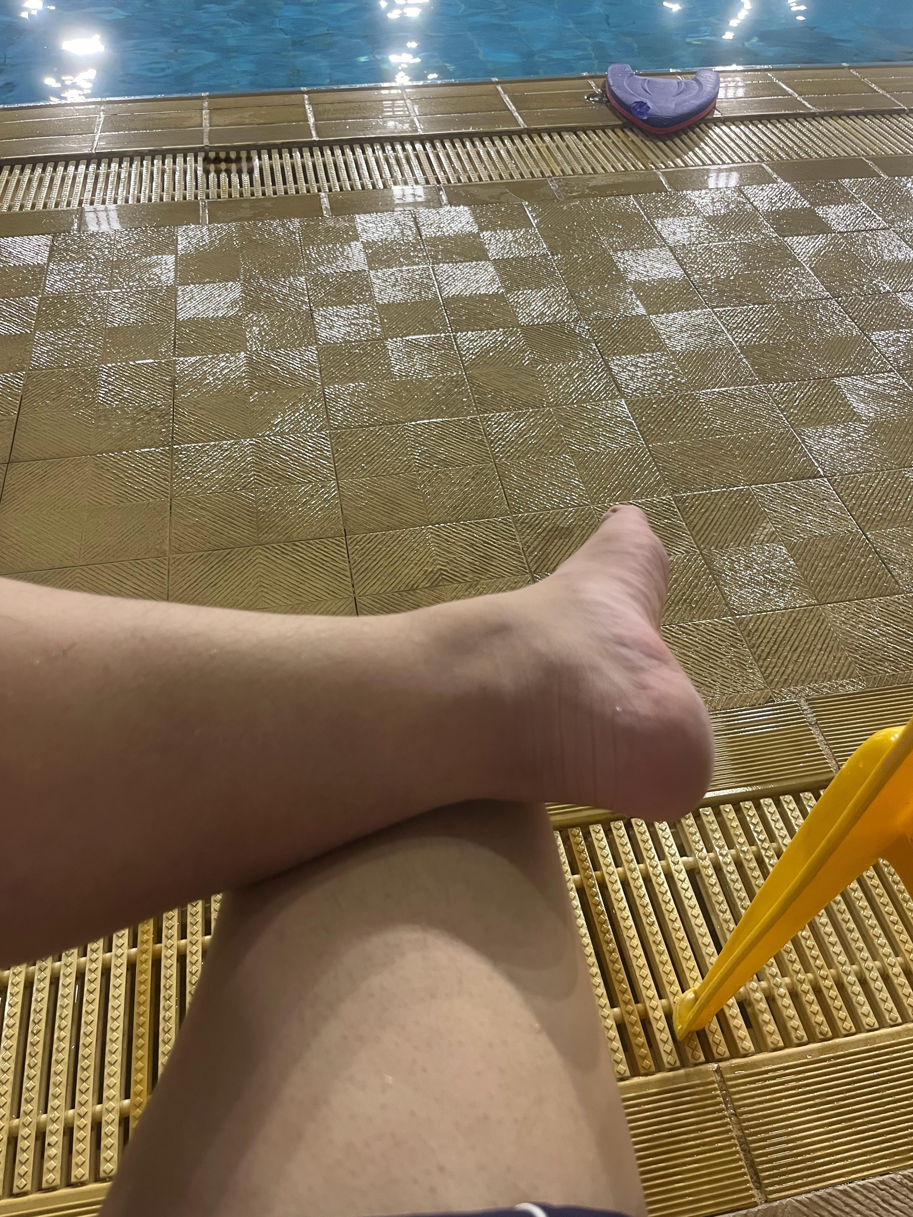 没啥事做来游泳馆玩了一下水，本来今天没吃东西有点饿的，在泳池里喝水喝的有点饱了[