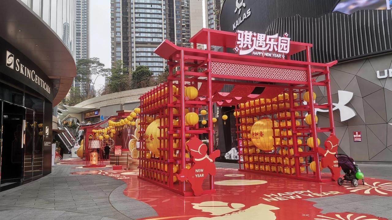 深圳的年味确实有点淡薄
       一三年吧，在深圳经历过过年的感受，但十多年