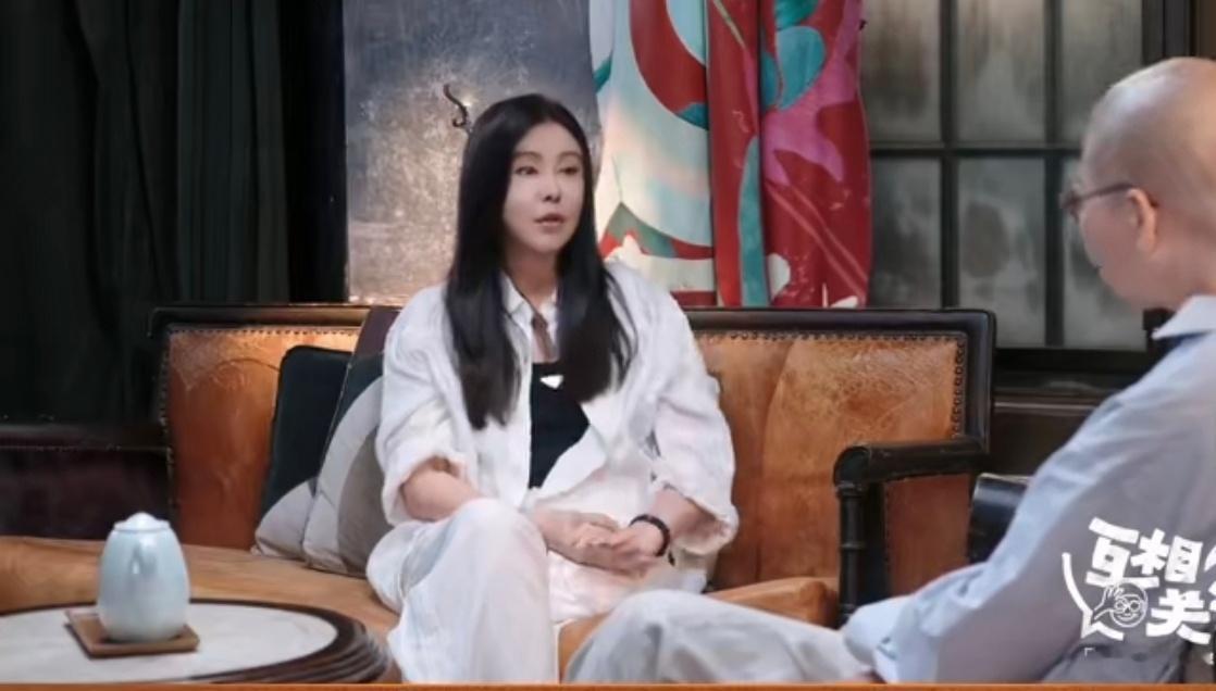 谈起复出，她心态特别淡然，说这件事自己压根没有想过，对演艺圈没有执念，缘分来了好