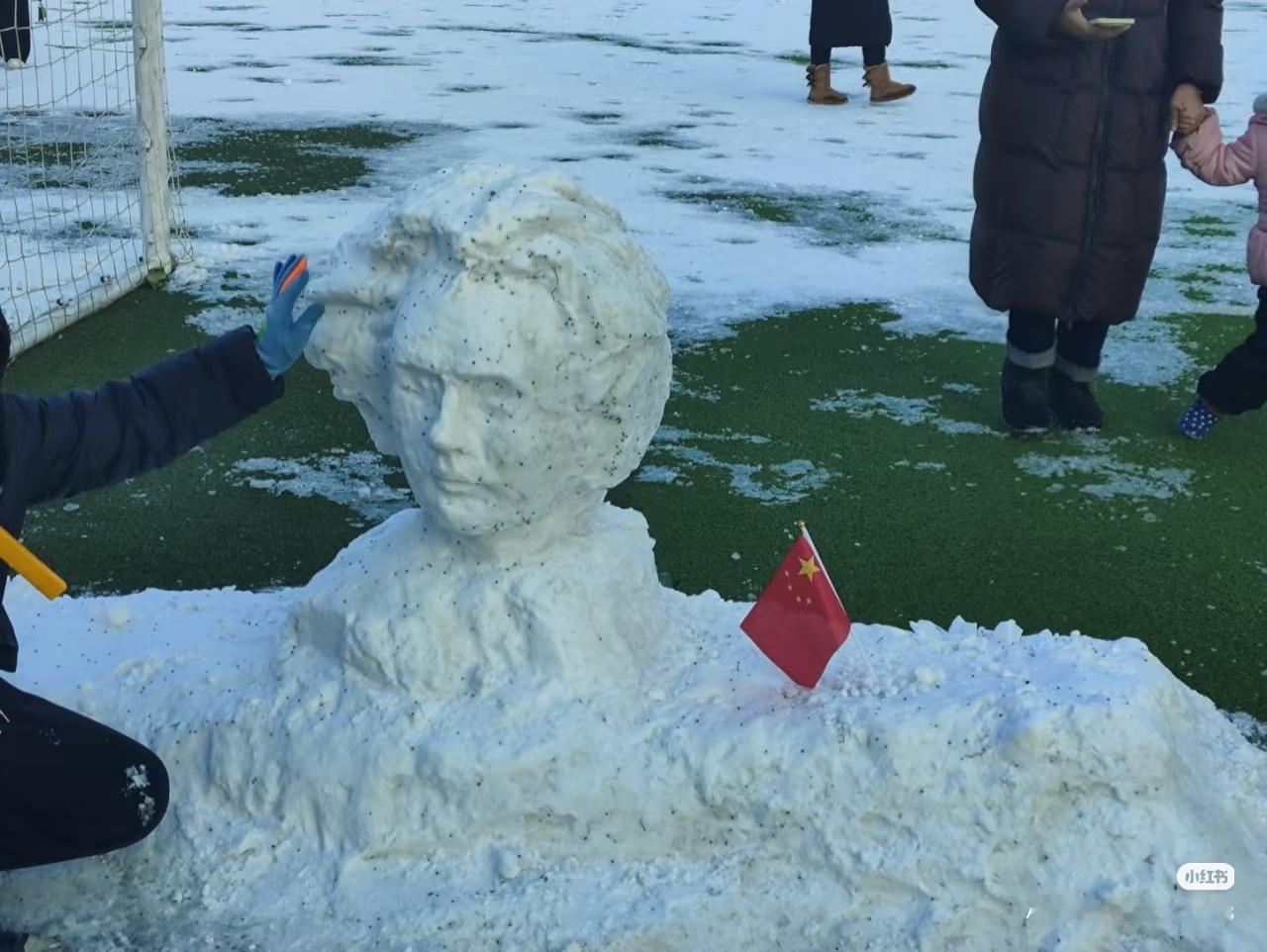 XHS刷到北京初雪清华大学操场有人复刻了橘子洲头，估计又是清华美院学生的又一力作